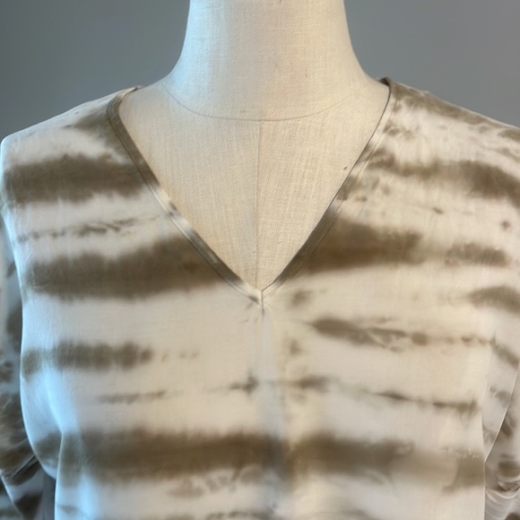 XCVI RAYON 3/4 sleeve tie dye blouse / top V neck raw edges boho stretch back M - Picture 2 of 15
